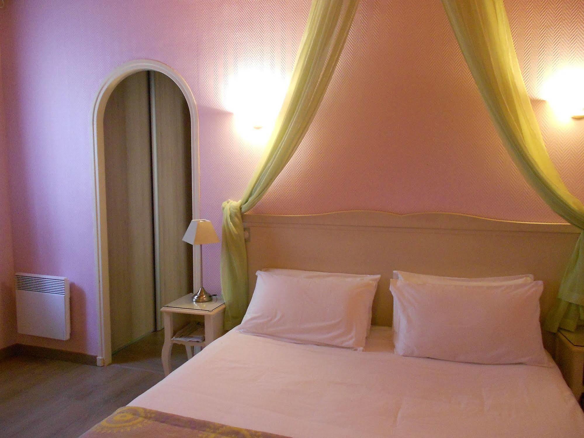 Hotel Le Medieval Palais Des Papes 3*